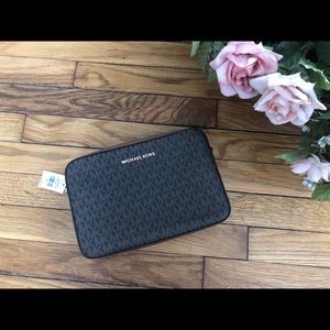 Michael Kors Jet Set Item